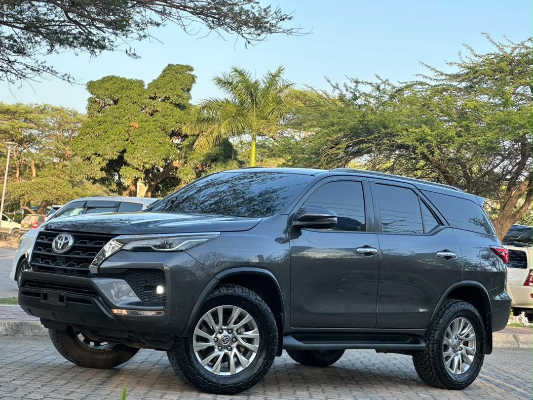 TOYOTA FORTUNER thumbnail 3